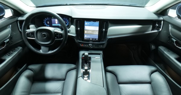 Esittelykuva Volvo V90 dieselautosta.