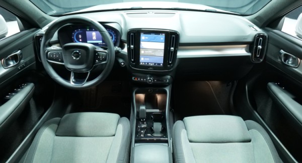Esittelykuva Volvo XC40 bensiiniautosta.