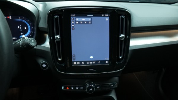Esittelykuva Volvo XC40 bensiiniautosta.