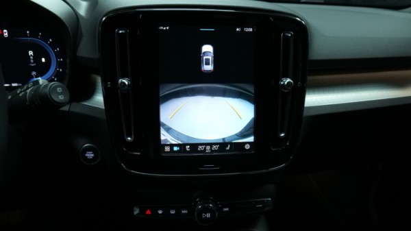 Esittelykuva Volvo XC40 bensiiniautosta.