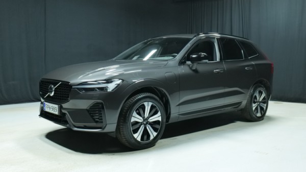 Esittelykuva Volvo XC60 kevythybridiautosta.
