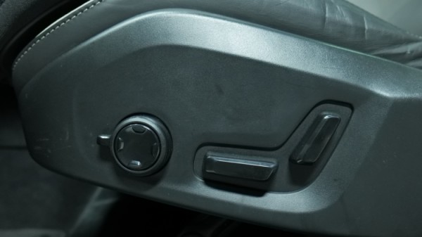Esittelykuva Volvo XC60 kevythybridiautosta.