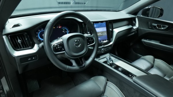Esittelykuva Volvo XC60 kevythybridiautosta.