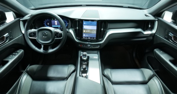 Esittelykuva Volvo XC60 kevythybridiautosta.