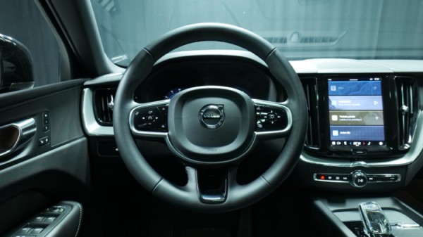 Esittelykuva Volvo XC60 kevythybridiautosta.