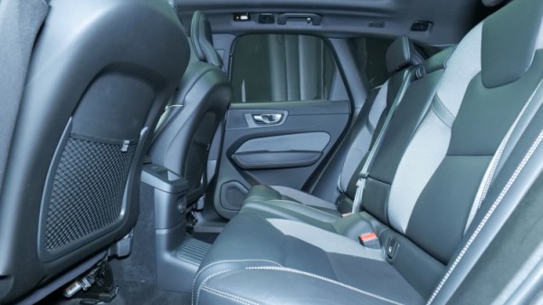 Esittelykuva Volvo XC60 kevythybridiautosta.