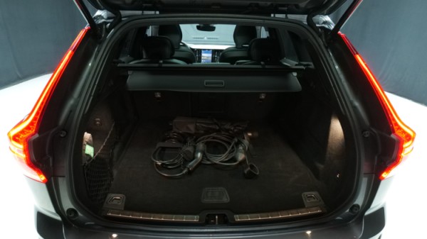 Esittelykuva Volvo XC60 kevythybridiautosta.