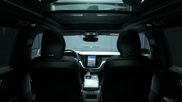 Esittelykuva Volvo XC60 kevythybridiautosta.