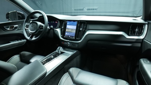 Esittelykuva Volvo XC60 kevythybridiautosta.