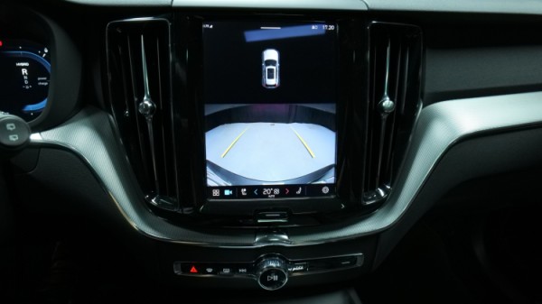 Esittelykuva Volvo XC60 kevythybridiautosta.