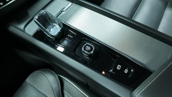 Esittelykuva Volvo XC60 kevythybridiautosta.