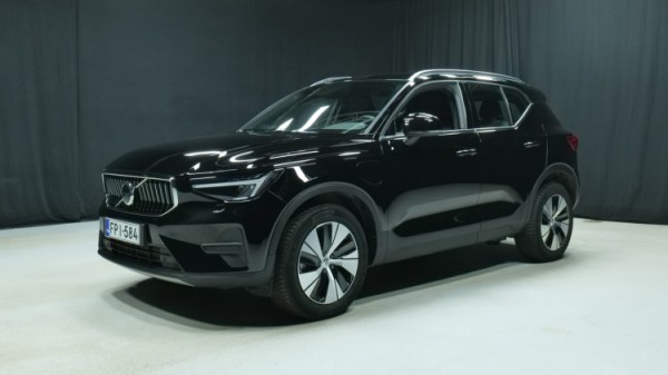Esittelykuva Volvo XC40 kevythybridiautosta.