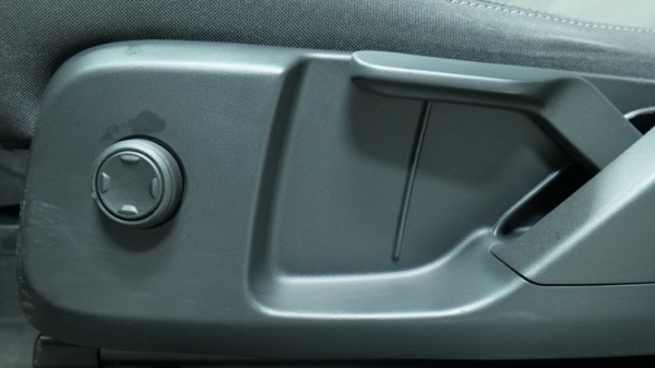 Esittelykuva Volvo XC40 kevythybridiautosta.