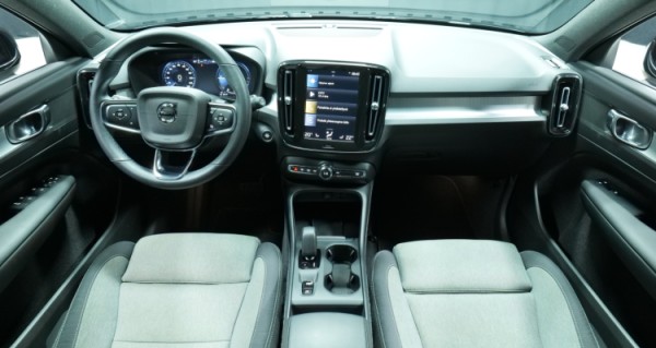 Esittelykuva Volvo XC40 kevythybridiautosta.