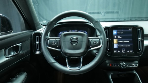 Esittelykuva Volvo XC40 kevythybridiautosta.