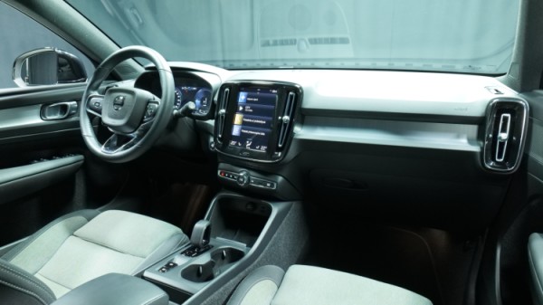 Esittelykuva Volvo XC40 kevythybridiautosta.