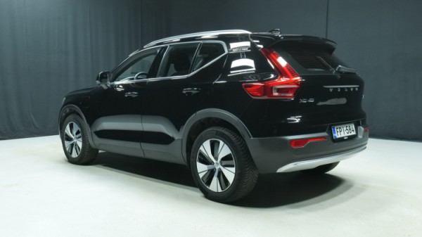 Esittelykuva Volvo XC40 kevythybridiautosta.