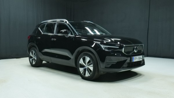 Esittelykuva Volvo XC40 kevythybridiautosta.