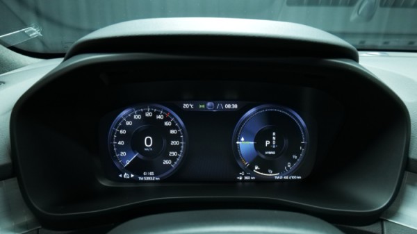 Esittelykuva Volvo XC40 kevythybridiautosta.