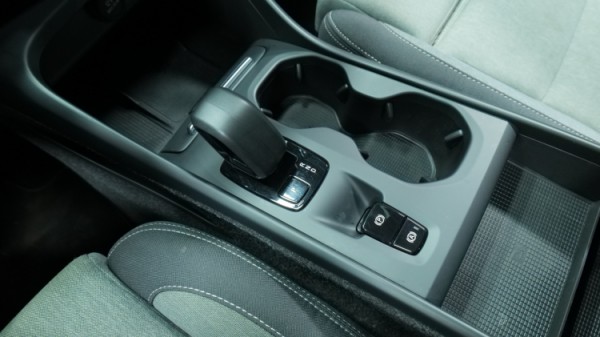 Esittelykuva Volvo XC40 kevythybridiautosta.