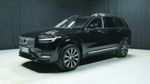 Esittelykuva Volvo XC90 kevythybridiautosta.