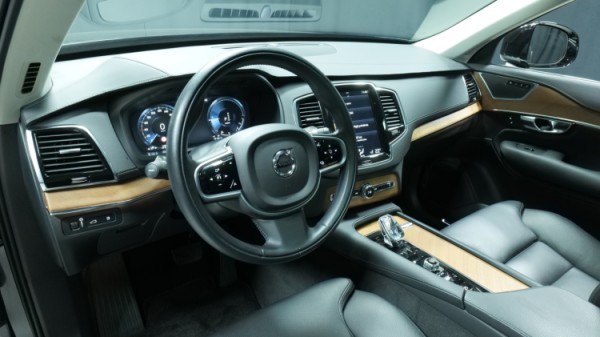 Esittelykuva Volvo XC90 kevythybridiautosta.