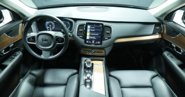 Esittelykuva Volvo XC90 kevythybridiautosta.