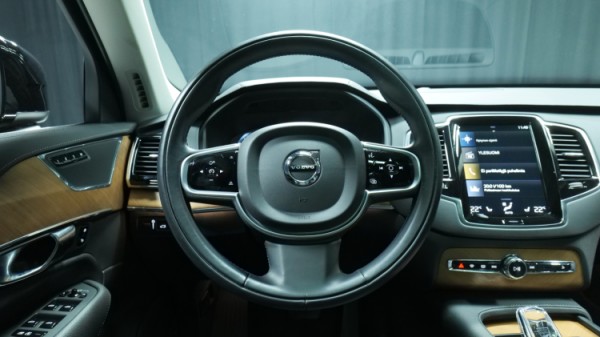 Esittelykuva Volvo XC90 kevythybridiautosta.