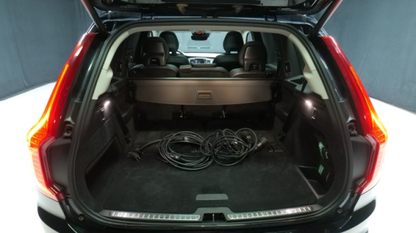 Esittelykuva Volvo XC90 kevythybridiautosta.