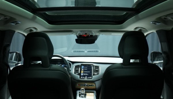 Esittelykuva Volvo XC90 kevythybridiautosta.