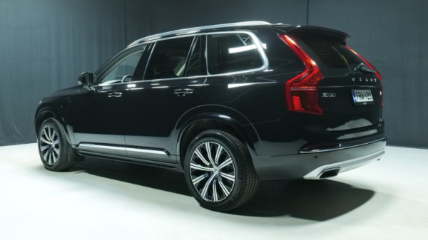 Esittelykuva Volvo XC90 kevythybridiautosta.