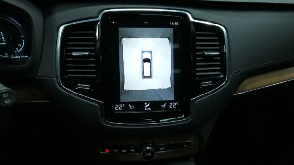 Esittelykuva Volvo XC90 kevythybridiautosta.