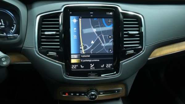 Esittelykuva Volvo XC90 kevythybridiautosta.
