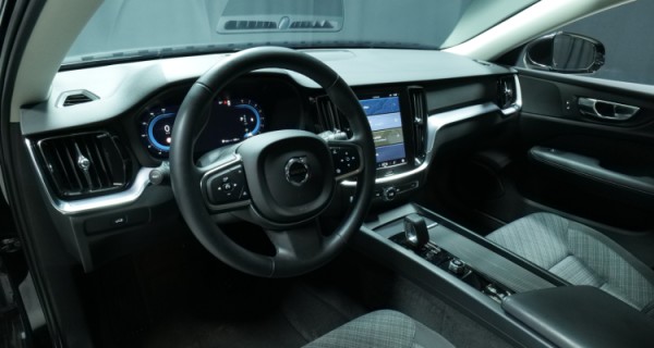Esittelykuva Volvo V60 bensiiniautosta.