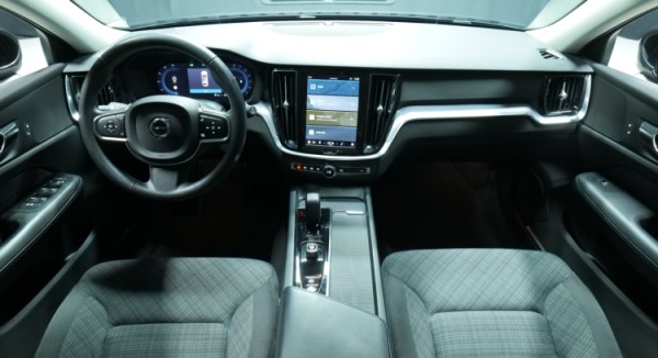 Esittelykuva Volvo V60 bensiiniautosta.