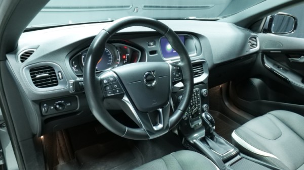 Esittelykuva Volvo V40 bensiiniautosta.