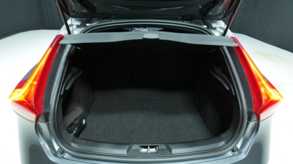 Esittelykuva Volvo V40 bensiiniautosta.