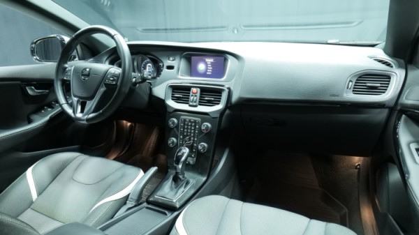 Esittelykuva Volvo V40 bensiiniautosta.