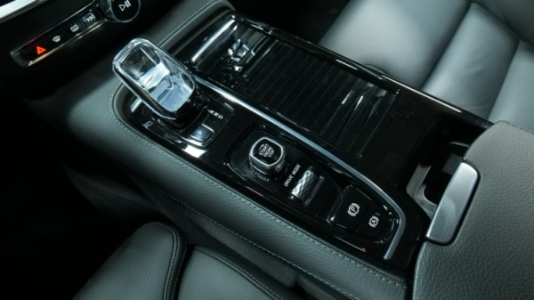 Esittelykuva Volvo V60 kevythybridiautosta.