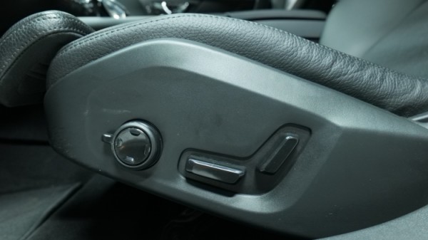 Esittelykuva Volvo V60 kevythybridiautosta.