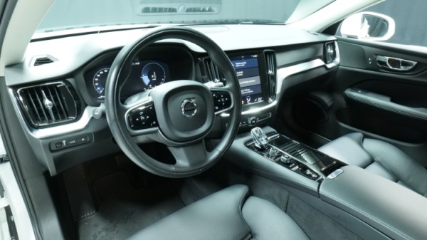 Esittelykuva Volvo V60 kevythybridiautosta.