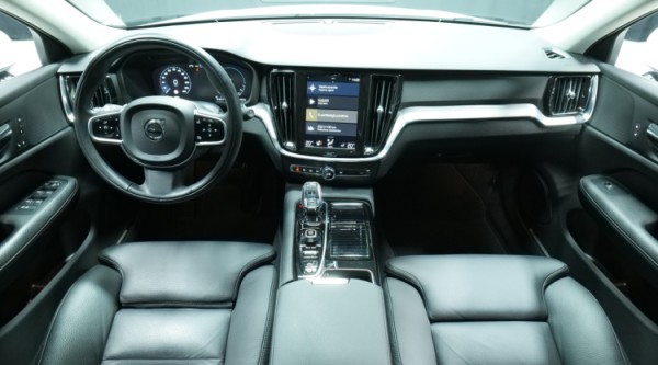 Esittelykuva Volvo V60 kevythybridiautosta.