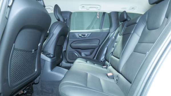 Esittelykuva Volvo V60 kevythybridiautosta.