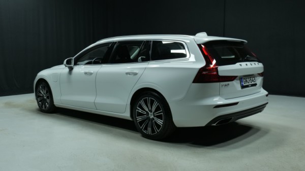 Esittelykuva Volvo V60 kevythybridiautosta.