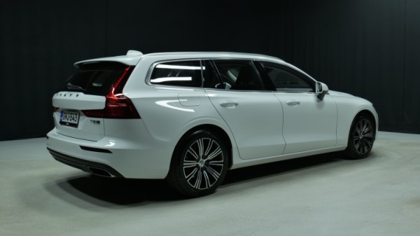 Esittelykuva Volvo V60 kevythybridiautosta.