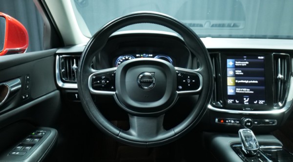 Esittelykuva Volvo V60 kevythybridiautosta.