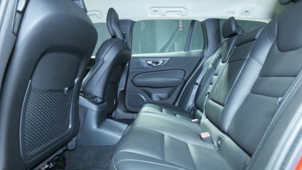 Esittelykuva Volvo V60 kevythybridiautosta.