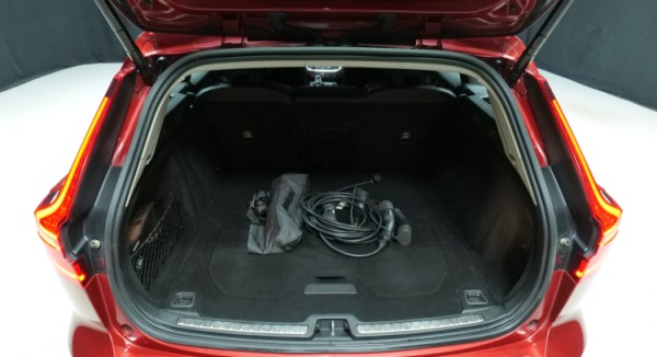 Esittelykuva Volvo V60 kevythybridiautosta.