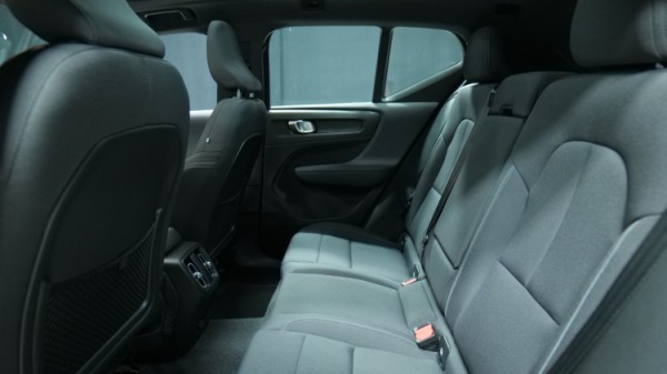 Esittelykuva Volvo XC40 täyssähköautosta.