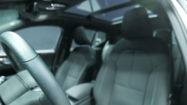 Esittelykuva Volvo XC40 täyssähköautosta.